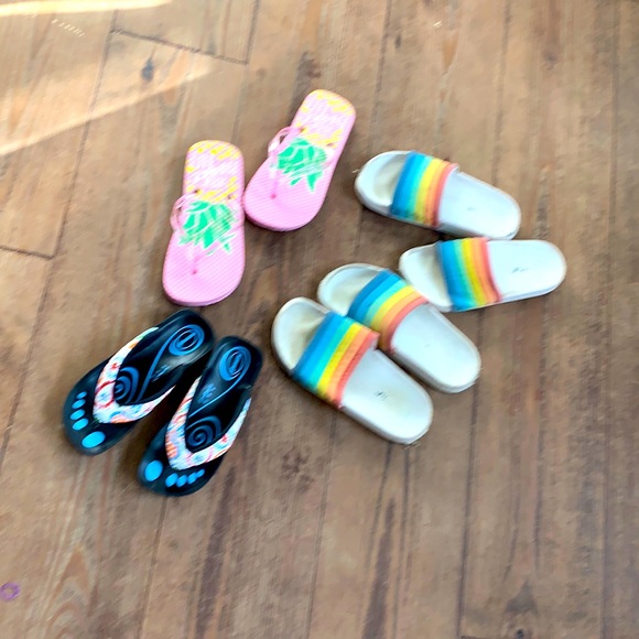 One pair of size 1/2 sandals girls preowned - Picture 3 of 9